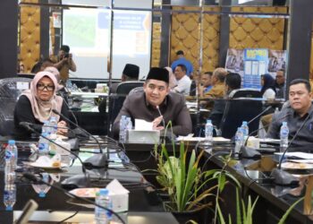 Antisipasi Karhutla dan Kekeringan, Bupati Bintan Perintahkan Perkuat Deteksi Dini BINTAN – Pemerintah Kabupaten Bintan memperkuat langkah antisipasi menghadapi ancaman kebakaran hutan dan lahan (Karhutla) serta kekeringan. Bupati Bintan memimpin langsung Rapat Koordinasi Pencegahan dan Kesiapsiagaan Karhutla serta Kekeringan di Ruang Rapat 2 Kantor Bupati Bintan, Senin (31/8/2026). Rapat tersebut menjadi bagian dari upaya Pemkab Bintan memastikan seluruh unsur terkait tidak hanya siap bertindak saat bencana terjadi, tetapi mampu melakukan deteksi dini dan pencegahan sejak potensi ancaman mulai muncul. Bupati Bintan didampingi Sekretaris Daerah Kabupaten Bintan dan Ketua DPRD Kabupaten Bintan. Hadir pula sejumlah perangkat daerah dan instansi terkait yang memiliki peran dalam pencegahan, penanganan hingga penanggulangan Karhutla dan kekeringan. Dalam arahannya, Bupati menegaskan bahwa pencegahan harus menjadi prioritas. Kesiapsiagaan tidak boleh dibangun setelah kejadian berlangsung, melainkan harus dipersiapkan sejak dini dengan pembagian peran yang jelas antarpihak. “Yang paling penting adalah bagaimana kita melakukan pencegahan dan memastikan kesiapsiagaan. Jangan sampai ketika kejadian sudah terjadi, kita baru bergerak. Semua pihak harus memahami perannya masing-masing,” ujar Bupati. Ia meminta seluruh unsur terkait meningkatkan pemantauan terhadap wilayah dan titik-titik yang berpotensi mengalami Karhutla. Sistem komunikasi serta pelaporan juga harus diperkuat agar setiap indikasi kejadian dapat segera diketahui dan ditindaklanjuti. Selain kesiapan personel, Bupati turut menekankan pentingnya memastikan ketersediaan sarana dan prasarana pendukung. Dengan demikian, apabila terjadi kebakaran lahan maupun kondisi darurat akibat kekeringan, respons di lapangan dapat dilakukan secara cepat dan terukur. Kekeringan Jadi Perhatian Tidak hanya Karhutla, potensi kekeringan juga menjadi perhatian serius dalam rapat tersebut. Berkurangnya ketersediaan air dapat memberikan dampak langsung terhadap masyarakat, terutama mereka yang berada di wilayah yang memiliki kerentanan terhadap kekeringan. Karena itu, pemerintah daerah diminta mengantisipasi kemungkinan gangguan ketersediaan air sekaligus menyiapkan langkah penanganan apabila kondisi tersebut terjadi. Bupati menekankan bahwa penanganan Karhutla dan kekeringan membutuhkan kerja bersama. Pemerintah daerah tidak dapat bekerja sendiri tanpa dukungan aparat, masyarakat, dunia usaha dan seluruh pemangku kepentingan. “Kolaborasi menjadi kunci. Kita ingin seluruh potensi yang ada bisa bergerak bersama, sehingga apabila ada indikasi kebakaran atau kekeringan, responsnya dapat dilakukan secepat mungkin,” tambahnya. Melalui rapat koordinasi tersebut, Pemkab Bintan memastikan seluruh unsur terkait memiliki kesiapan yang sama dalam menghadapi potensi bencana. Langkah pencegahan, pemantauan, komunikasi hingga respons cepat akan terus diperkuat untuk meminimalkan risiko Karhutla dan dampak kekeringan. Pemkab Bintan juga menegaskan bahwa kesiapsiagaan bukan hanya menjadi tanggung jawab pemerintah. Peran aktif masyarakat dalam menjaga lingkungan dan melaporkan potensi kebakaran maupun kondisi kekeringan sejak dini menjadi bagian penting dalam membangun sistem penanggulangan bencana yang kuat. Dengan koordinasi lintas sektor yang semakin solid, pemerintah berharap potensi Karhutla dan kekeringan di wilayah Bintan dapat ditekan, sekaligus memastikan keselamatan dan pelayanan kepada masyarakat tetap menjadi prioritas.