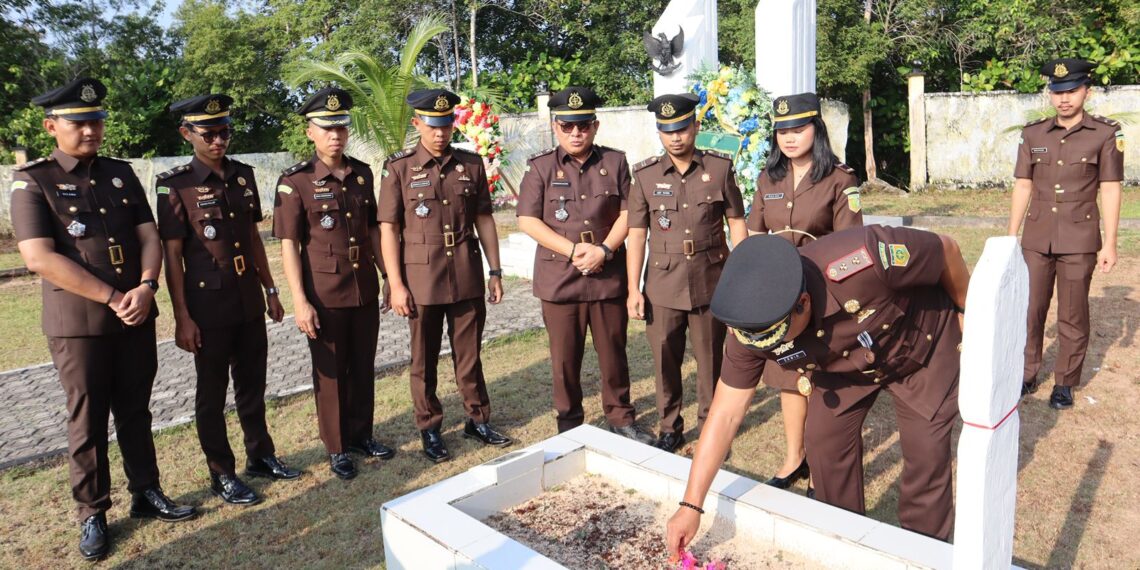 Kejaksaan Negeri (Kejari) Natuna Dr. Erwin Indrapraja, S.H., M.H bersama Ikatan Adhyaksa Dharmakarini (IAD) Daerah Natuna saat melaksanakan ziarah makam pahlawan dan tabur bunga di Taman Makam Pahlawan (TMP) Kabupaten Natuna