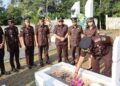 Kejaksaan Negeri (Kejari) Natuna Dr. Erwin Indrapraja, S.H., M.H bersama Ikatan Adhyaksa Dharmakarini (IAD) Daerah Natuna saat melaksanakan ziarah makam pahlawan dan tabur bunga di Taman Makam Pahlawan (TMP) Kabupaten Natuna