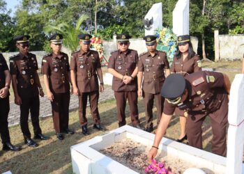 Kejaksaan Negeri (Kejari) Natuna Dr. Erwin Indrapraja, S.H., M.H bersama Ikatan Adhyaksa Dharmakarini (IAD) Daerah Natuna saat melaksanakan ziarah makam pahlawan dan tabur bunga di Taman Makam Pahlawan (TMP) Kabupaten Natuna