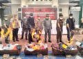 Kejari Karimun saat mrlakukan pemusnahan Barang Bukti 100 Perkara serta 4 Kg Sabu