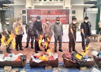 Kejari Karimun saat mrlakukan pemusnahan Barang Bukti 100 Perkara serta 4 Kg Sabu