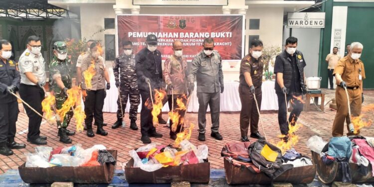 Kejari Karimun saat mrlakukan pemusnahan Barang Bukti 100 Perkara serta 4 Kg Sabu
