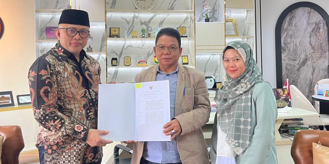 Ketua STAI Natuna, Dr. H. Umar Natuna, S.Ag., M.Pd.I., saat menerima Surat Keputusan (SK) alih bentuk dari Sekretaris Direktorat Jenderal Pendidikan Islam Kementerian Agama RI, Prof. Dr. Arsal Salim GP., M.Ag.