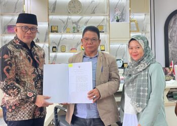 Ketua STAI Natuna, Dr. H. Umar Natuna, S.Ag., M.Pd.I., saat menerima Surat Keputusan (SK) alih bentuk dari Sekretaris Direktorat Jenderal Pendidikan Islam Kementerian Agama RI, Prof. Dr. Arsal Salim GP., M.Ag.