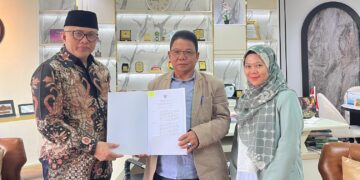 Ketua STAI Natuna, Dr. H. Umar Natuna, S.Ag., M.Pd.I., saat menerima Surat Keputusan (SK) alih bentuk dari Sekretaris Direktorat Jenderal Pendidikan Islam Kementerian Agama RI, Prof. Dr. Arsal Salim GP., M.Ag.