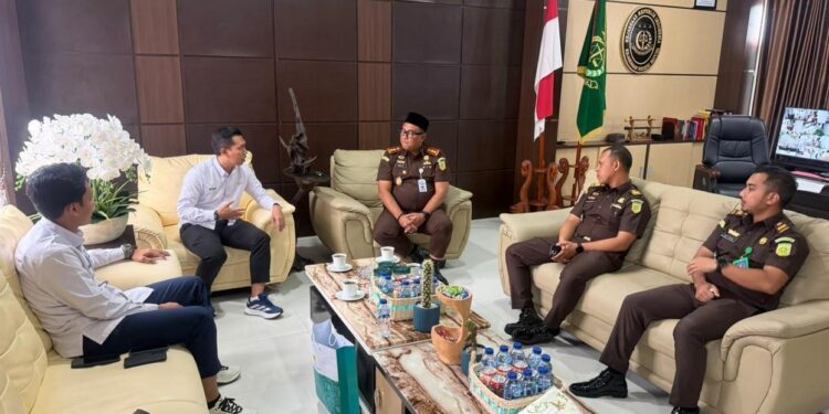 Manajer ULP PLN Ranai, Tasnim saat melaksanakan silaturahmi dengan Kepala Kejaksaan Negeri (Kajari) Natuna, Dr. Erwin Indrapraja, S.H., M.H.