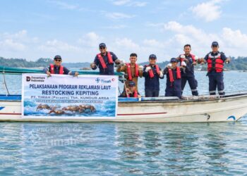 PT TIMAH Restocking 1.000 Bibit Kepiting Bakau di Perairan Kundur