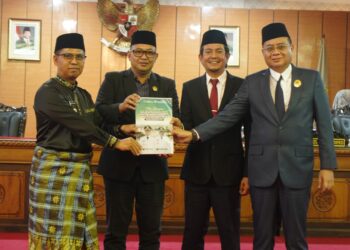 Bupati Karimun H. Iskandarsyah menyerahkan dokumen Ranperda P-APBD 2026 kepada pimpinan DPRD Karimun di Rapat Paripurna.