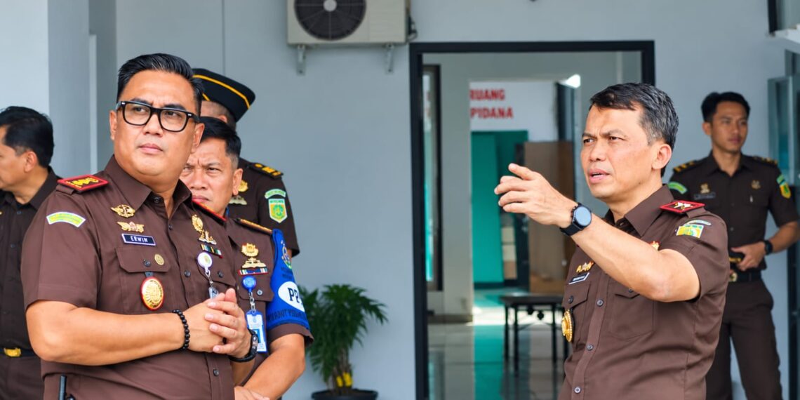 Kepala Kejaksaan Tinggi (Kajati) Kepulauan Riau, Dr. Transiswara Adhi, S.H., M.Hum., saat berbincang dengan Kajari Natuna Dr. Erwin Indrapraja, S.H., M.H usai kegiatan pertemuan internal bersana jajaran di halaman kantor Kantor Kejari Natuna