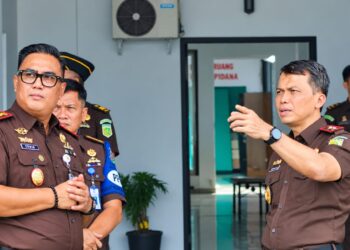 Kepala Kejaksaan Tinggi (Kajati) Kepulauan Riau, Dr. Transiswara Adhi, S.H., M.Hum., saat berbincang dengan Kajari Natuna Dr. Erwin Indrapraja, S.H., M.H usai kegiatan pertemuan internal bersana jajaran di halaman kantor Kantor Kejari Natuna