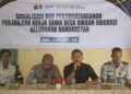 Kepala Kantor Imigrasi Kelas II TPI Natuna, Wahyu Purwanto, A.Md.Im., S.H., M.Si., saat melakukan sosialisasi sekaligus penandatanganan Perjanjian Kerja Sama (PKS) Desa Binaan Imigrasi Kelurahan Bandarsyah, Kabupaten Natuna
