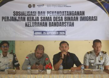 Kepala Kantor Imigrasi Kelas II TPI Natuna, Wahyu Purwanto, A.Md.Im., S.H., M.Si., saat melakukan sosialisasi sekaligus penandatanganan Perjanjian Kerja Sama (PKS) Desa Binaan Imigrasi Kelurahan Bandarsyah, Kabupaten Natuna