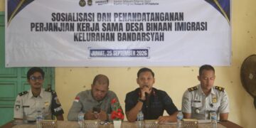 Kepala Kantor Imigrasi Kelas II TPI Natuna, Wahyu Purwanto, A.Md.Im., S.H., M.Si., saat melakukan sosialisasi sekaligus penandatanganan Perjanjian Kerja Sama (PKS) Desa Binaan Imigrasi Kelurahan Bandarsyah, Kabupaten Natuna