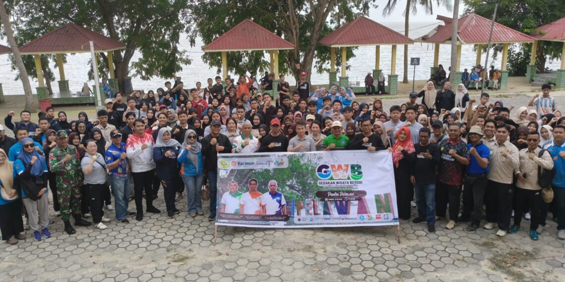 BPR Tuah Karimun Ikut Gerakan Wisata Bersih di Pantai Pelawan, Dukung Pariwisata Berkelanjutan