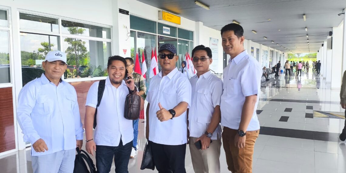 Ketua DPRD Provinsi Kepulauan Riau, Iman Sutiawan, didampingi Marzuki, SH anggota DPRD Provinsi Kepri sekaligus sebagai Sekjen DPC Gerindra Kabupaten Natuna saat tiba di bandara RSA Kabupaten Natuna untuk mendampingi kunjungan kerja Ketua MPR RI beserta rombongan yang dijadwalkan berlangsung, Rabu (30/9/2026). 