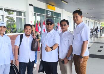 Ketua DPRD Provinsi Kepulauan Riau, Iman Sutiawan, didampingi Marzuki, SH anggota DPRD Provinsi Kepri sekaligus sebagai Sekjen DPC Gerindra Kabupaten Natuna saat tiba di bandara RSA Kabupaten Natuna untuk mendampingi kunjungan kerja Ketua MPR RI beserta rombongan yang dijadwalkan berlangsung, Rabu (30/9/2026). 