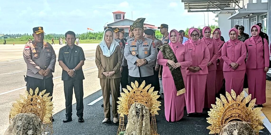 Bupati Natuna Cen Sui Lan bersama Wakil Bupati Jarmin Sidik, beserta Forkopimda menyambut kedatangan Kapolda Kepulauan Riau (Kepri) Irjen Pol. Asep Safrudin, S.I.K., M.H., Wakil Gubernur Kepri Nyanyang Haris Pratamura, dan Ketua DPRD Provinsi Kepri Iman Sutiawan saat tiba di Bandara Raden Sadjad Natuna