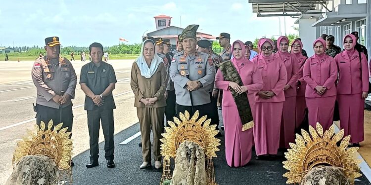 Bupati Natuna Cen Sui Lan bersama Wakil Bupati Jarmin Sidik, beserta Forkopimda menyambut kedatangan Kapolda Kepulauan Riau (Kepri) Irjen Pol. Asep Safrudin, S.I.K., M.H., Wakil Gubernur Kepri Nyanyang Haris Pratamura, dan Ketua DPRD Provinsi Kepri Iman Sutiawan saat tiba di Bandara Raden Sadjad Natuna
