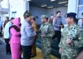 Komandan Lanud Raden Sadjad (RSA), Marsekal Pertama TNI Onesmus Gede Rai Aryadi, S.E., M.M., M.Han., saat ikut menyambut kedatangan Kapolda Kepulauan Riau Irjen. Pol. Asep Safrudin, S.I.K., M.H., beserta rombongan