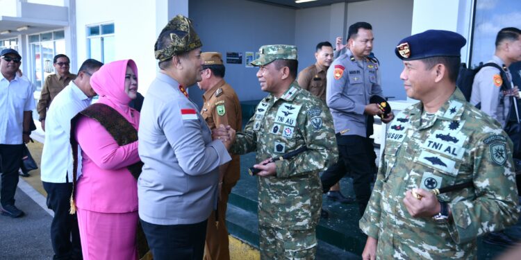 Komandan Lanud Raden Sadjad (RSA), Marsekal Pertama TNI Onesmus Gede Rai Aryadi, S.E., M.M., M.Han., saat ikut menyambut kedatangan Kapolda Kepulauan Riau Irjen. Pol. Asep Safrudin, S.I.K., M.H., beserta rombongan