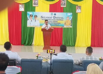 Bupati Aneng Serahkan 81 Seragam Sekolah kepada Siswa SMP Negeri 1 Jemaja