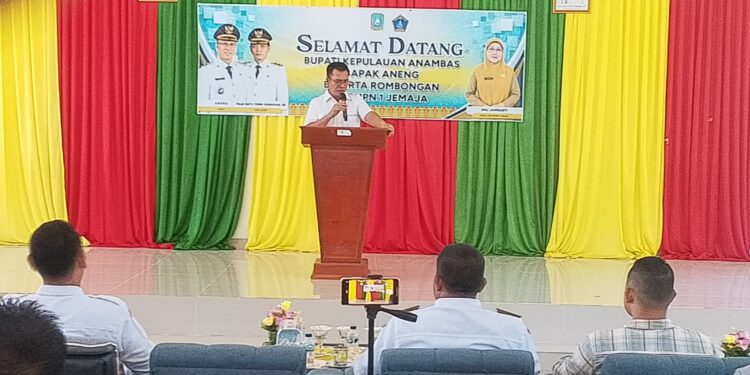 Bupati Aneng Serahkan 81 Seragam Sekolah kepada Siswa SMP Negeri 1 Jemaja