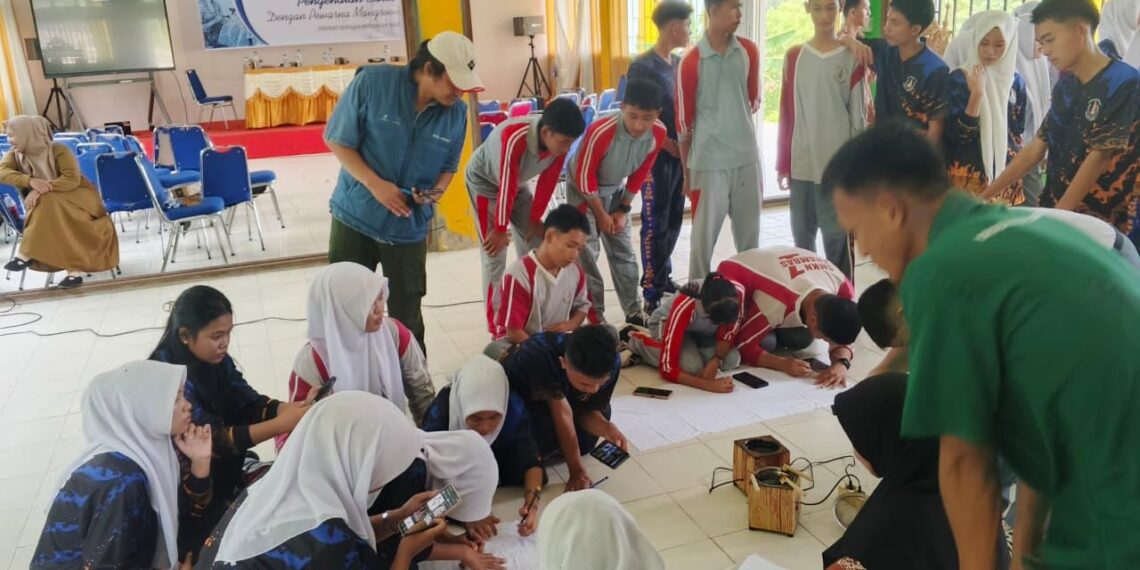 Medco E&P Kenalkan Batik Pewarna Alami Mangrove kepada Pelajar SMKN 1 Anambas