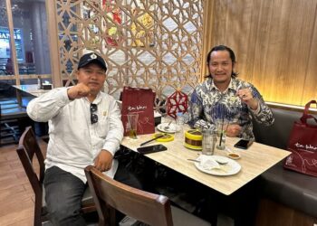 keterangan Foto: Ronal Febrianto, S.Psi,I Bersama Dr. Finsensius Fitarius Mendrofa, S.H., M.H., CLA seorang praktisi hukum, asal Nias, Sumatera Utara. Sedang Berkembang Di salah satu Mall di Jakarta.