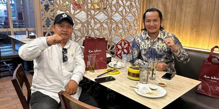 keterangan Foto: Ronal Febrianto, S.Psi,I Bersama Dr. Finsensius Fitarius Mendrofa, S.H., M.H., CLA seorang praktisi hukum, asal Nias, Sumatera Utara. Sedang Berkembang Di salah satu Mall di Jakarta.