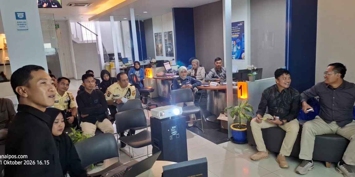 Pegadaian Cabang Natuna saat menggelar sosialisasi literasi dan edukasi investasi emas melalui produk Tabungan Emas Pegadaian yang dapat diakses melalui aplikasi Pegadaian Digital Tring! kepada staf Bank Mandiri Cabang Natuna