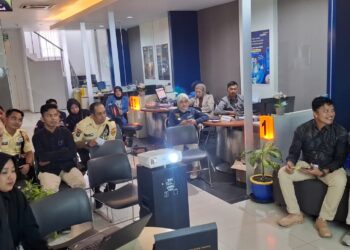 Pegadaian Cabang Natuna saat menggelar sosialisasi literasi dan edukasi investasi emas melalui produk Tabungan Emas Pegadaian yang dapat diakses melalui aplikasi Pegadaian Digital Tring! kepada staf Bank Mandiri Cabang Natuna