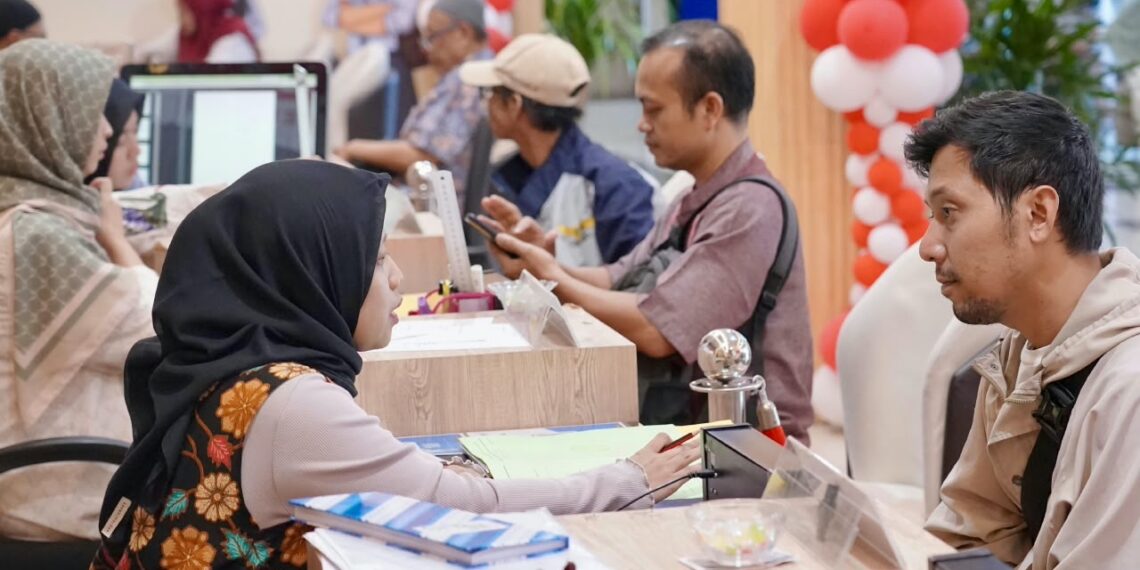 Di Tengah Kesibukan, Warga Manfaatkan PELATARAN untuk Urusan Pertanahan saat Akhir Pekan
