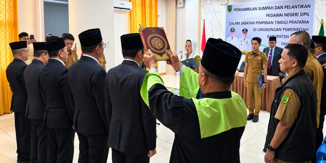 Bupati Natuna Cen Sui Lan saat melantik dan mengambil sumpah lima Pegawai Negeri Sipil (PNS) dalam Jabatan Pimpinan Tinggi (JPT) Pratama di lingkungan Pemerintah Kabupaten Natuna