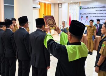 Bupati Natuna Cen Sui Lan saat melantik dan mengambil sumpah lima Pegawai Negeri Sipil (PNS) dalam Jabatan Pimpinan Tinggi (JPT) Pratama di lingkungan Pemerintah Kabupaten Natuna