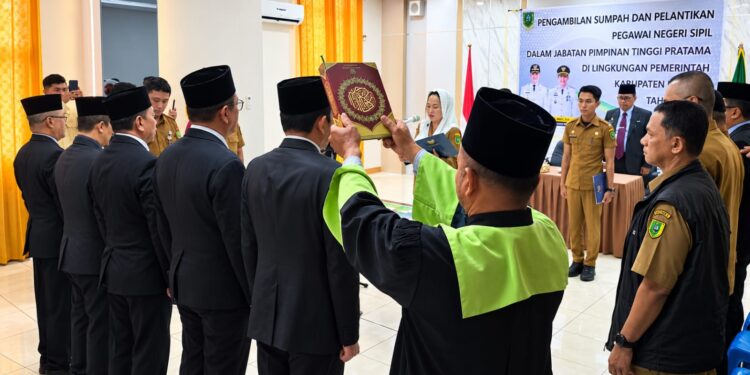 Bupati Natuna Cen Sui Lan saat melantik dan mengambil sumpah lima Pegawai Negeri Sipil (PNS) dalam Jabatan Pimpinan Tinggi (JPT) Pratama di lingkungan Pemerintah Kabupaten Natuna
