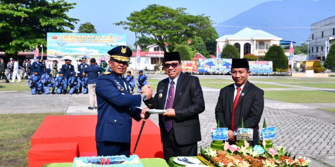 Usai Upacara HUT ke-81 TNI, Danlanud RSA Terima Kue dan Tumpeng dari Natuna