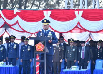 Danlanud Raden Sadjad (RSA), Marsekal Pertama TNI Onesmus Gede Rai Aryadi, S.E., M.M., M.Han., saat bertindak sebagai Inspektur Upacara.