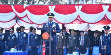Danlanud Raden Sadjad (RSA), Marsekal Pertama TNI Onesmus Gede Rai Aryadi, S.E., M.M., M.Han., saat bertindak sebagai Inspektur Upacara.