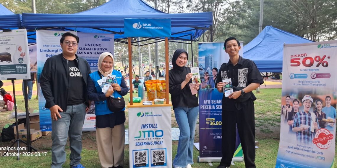 BPJS Ketenagakerjaan Kabupaten Natuna saat membuka booth layanan sosialisasi dan edukasi kepesertaan di kawasan Pantai Piwang pada kegiatan pawai budaya yang diselenggarakan Pemerintah Kabupaten Natuna dalam rangkaian memeriahkan HUT Natuna ke 27