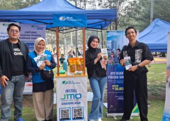 BPJS Ketenagakerjaan Kabupaten Natuna saat membuka booth layanan sosialisasi dan edukasi kepesertaan di kawasan Pantai Piwang pada kegiatan pawai budaya yang diselenggarakan Pemerintah Kabupaten Natuna dalam rangkaian memeriahkan HUT Natuna ke 27
