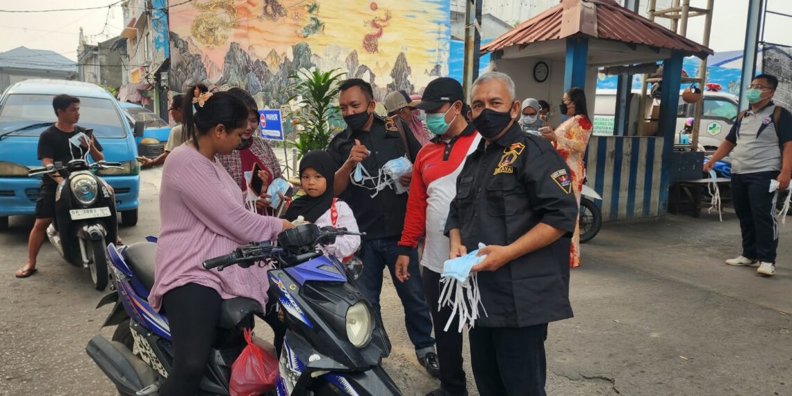 Peduli Kesehatan Masyarakat, Puskesmas TBK Bersama GRIB Jaya dan Kecamatan Karimun Bagikan Ratusan Masker