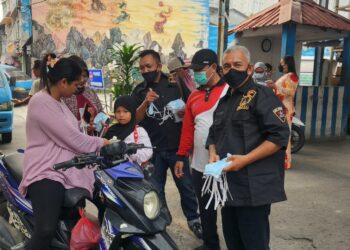 Peduli Kesehatan Masyarakat, Puskesmas TBK Bersama GRIB Jaya dan Kecamatan Karimun Bagikan Ratusan Masker
