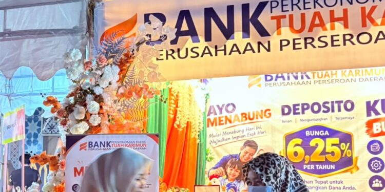 Peduli Kesehatan Masyarakat, BPR Tuah Karimun Bagikan Masker di Tengah Kondisi Udara Berasap