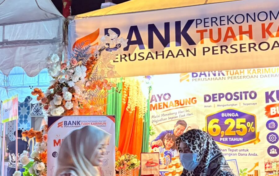Peduli Kesehatan Masyarakat, BPR Tuah Karimun Bagikan Masker di Tengah Kondisi Udara Berasap