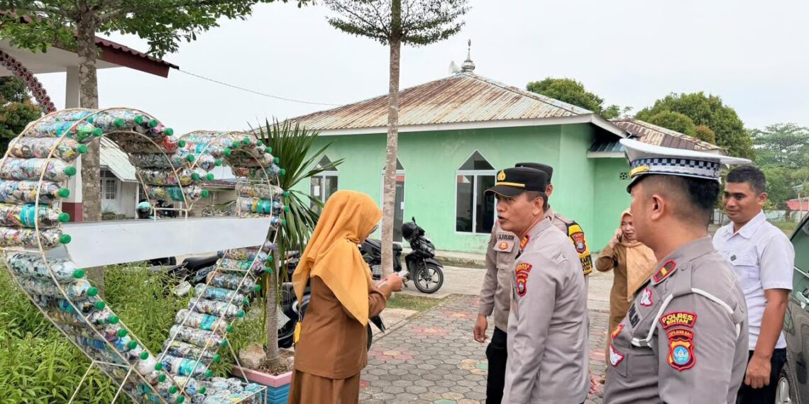 Rumah Dinas Guru SD di Kijang Ludes Terbakar, Polsek Bintan Timur Gercep Salurkan Bansos Kapolres Bintan