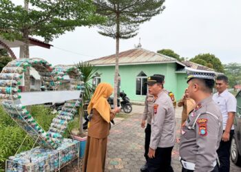Rumah Dinas Guru SD di Kijang Ludes Terbakar, Polsek Bintan Timur Gercep Salurkan Bansos Kapolres Bintan