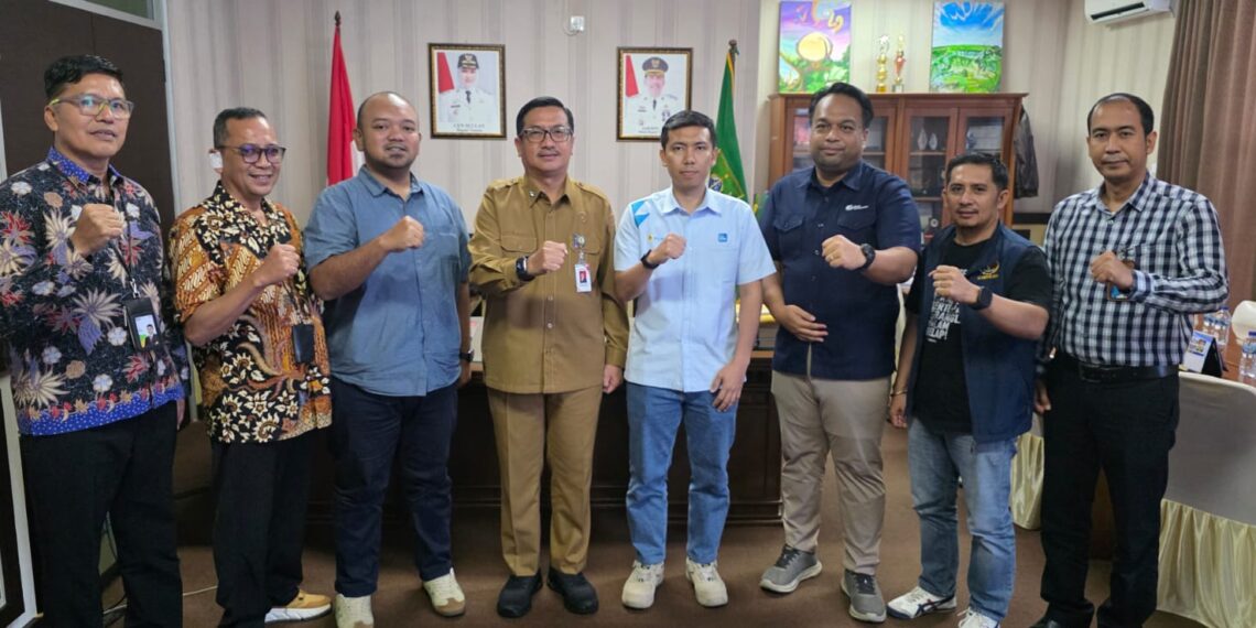 Sekretaris Daerah (Sekda) Kabupaten Natuna, H. Boy Wijanarko Varianto, SE, saat photo bersama Pimcapem Bank BRI Natuna, Chipta Wijaya; Pemimpin KCP BNI Natuna, Rahmad Tri Saputra; Pemimpin Cabang Pegadaian Natuna, Jufriadi; Manager ULP PLN Natuna, Tasnim; Kepala BPJS Ketenagakerjaan Natuna Ranai, Hendra Harry Jonna; Kepala Logistic Pelni Natuna, Nesatria Firman Hidayat; serta Ketua PWI Kabupaten Natuna, Muhammad Rapi.