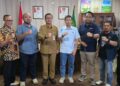 Sekretaris Daerah (Sekda) Kabupaten Natuna, H. Boy Wijanarko Varianto, SE, saat photo bersama Pimcapem Bank BRI Natuna, Chipta Wijaya; Pemimpin KCP BNI Natuna, Rahmad Tri Saputra; Pemimpin Cabang Pegadaian Natuna, Jufriadi; Manager ULP PLN Natuna, Tasnim; Kepala BPJS Ketenagakerjaan Natuna Ranai, Hendra Harry Jonna; Kepala Logistic Pelni Natuna, Nesatria Firman Hidayat; serta Ketua PWI Kabupaten Natuna, Muhammad Rapi.