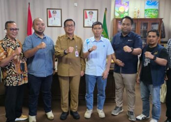 Sekretaris Daerah (Sekda) Kabupaten Natuna, H. Boy Wijanarko Varianto, SE, saat photo bersama Pimcapem Bank BRI Natuna, Chipta Wijaya; Pemimpin KCP BNI Natuna, Rahmad Tri Saputra; Pemimpin Cabang Pegadaian Natuna, Jufriadi; Manager ULP PLN Natuna, Tasnim; Kepala BPJS Ketenagakerjaan Natuna Ranai, Hendra Harry Jonna; Kepala Logistic Pelni Natuna, Nesatria Firman Hidayat; serta Ketua PWI Kabupaten Natuna, Muhammad Rapi.
